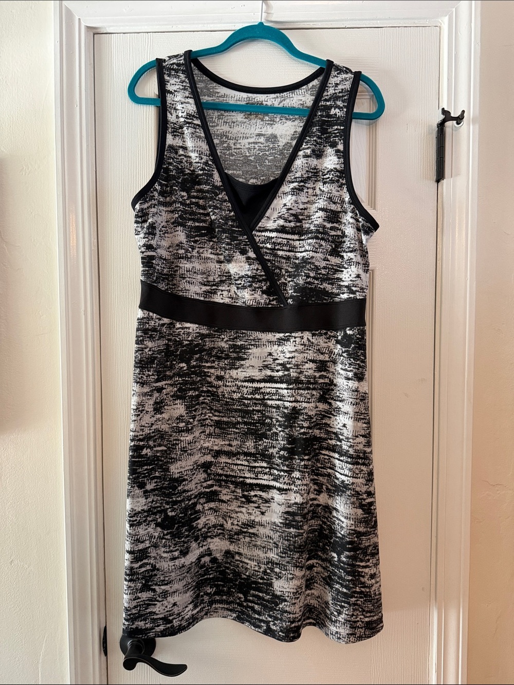 exertek Black & White Sleeveless V-Neck Dress with Waist Band
